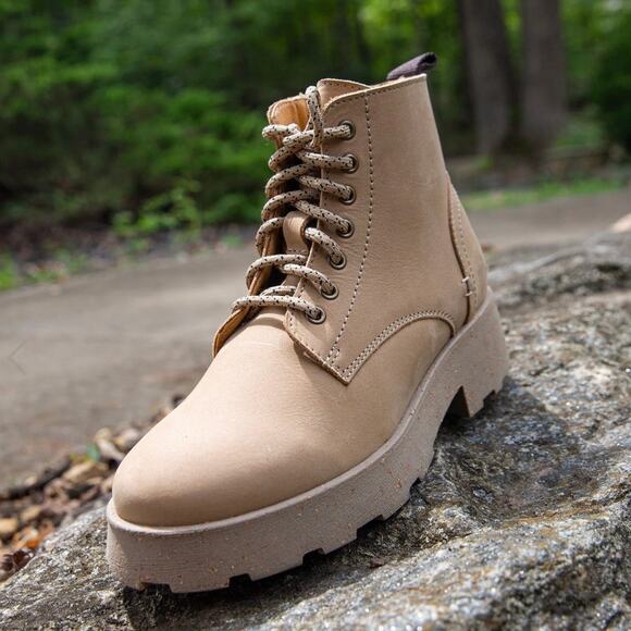 NIB OTBT Immerse 8M Lace Up Boots Combat Booties Beige Nubuck Made In Portugal - Picture 1 of 11